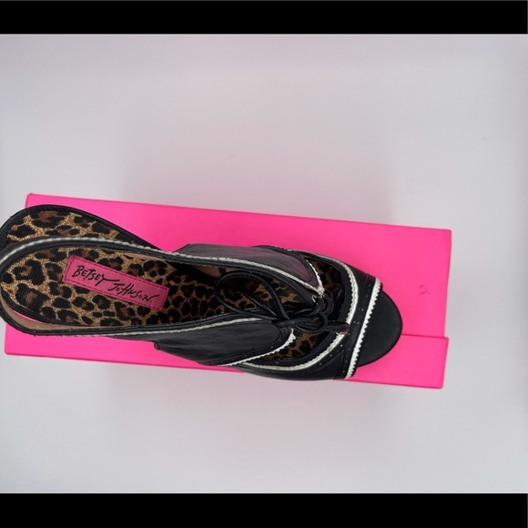 Betsy Johnson Nuri Black + White shoes - Picture 2 of 5